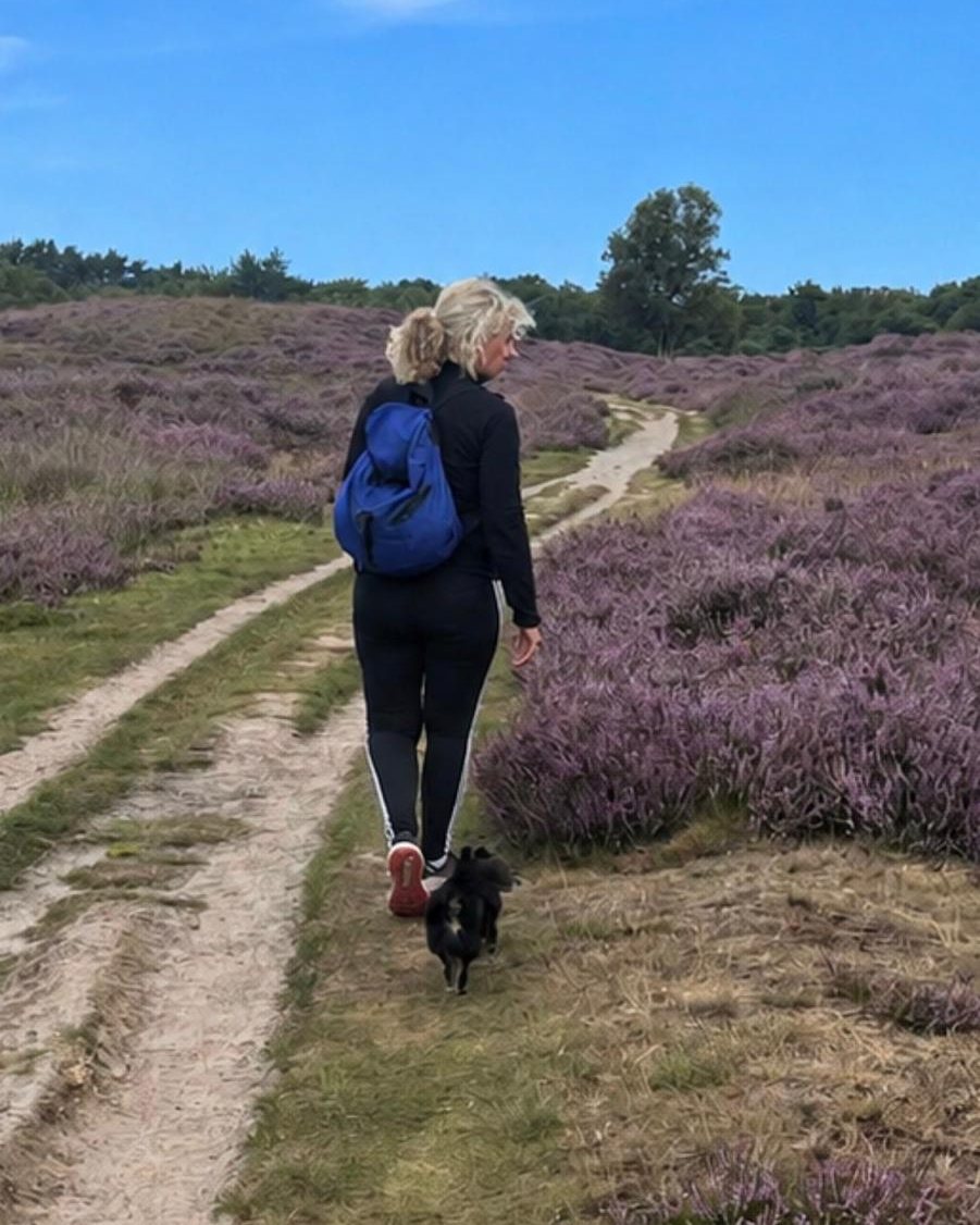 Bianca Huivenaar wandelt met haar hond over de heide op de Hondsrug